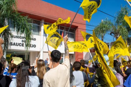Trabajadores municipales nucleados en ASOEM realizan medidas de fuerza y movilizaciones en reclamo de reconocimiento sindical y mejoras salariales.