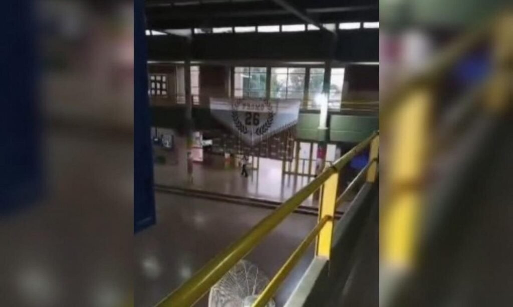 Fotograma de un video captado por alumnos durante el momento del ataque dentro de la escuela, donde se registran corridas y escenas de desesperación.