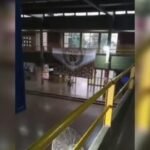 Fotograma de un video captado por alumnos durante el momento del ataque dentro de la escuela, donde se registran corridas y escenas de desesperación.