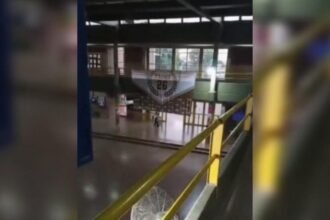 Fotograma de un video captado por alumnos durante el momento del ataque dentro de la escuela, donde se registran corridas y escenas de desesperación.