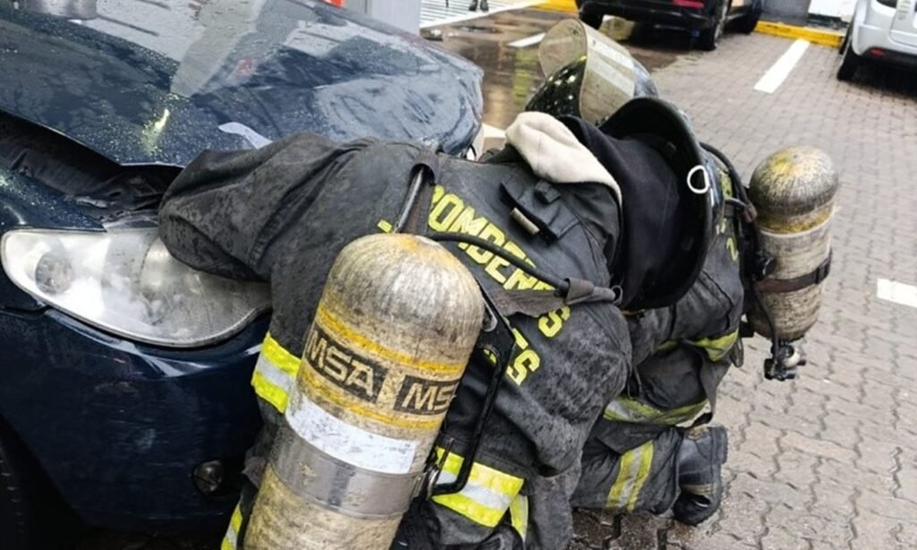 Auto dañado tras una explosión por GNC en una estación de servicio del centro de Rosario.