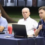 El intendente Elvio Omar Cotterli junto a funcionarios municipales durante la presentación del segundo tramo de la Ciclovía Sur.