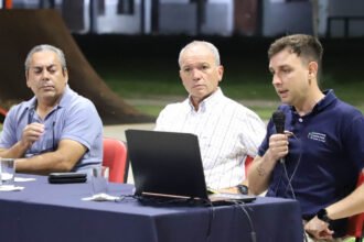 El intendente Elvio Omar Cotterli junto a funcionarios municipales durante la presentación del segundo tramo de la Ciclovía Sur.