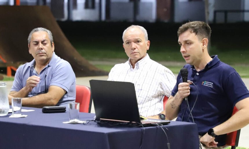 El intendente Elvio Omar Cotterli junto a funcionarios municipales durante la presentación del segundo tramo de la Ciclovía Sur.
