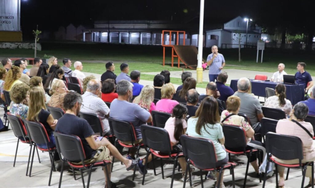 Presentación del proyecto de ampliación de la ciclovía con autoridades y vecinos de Laguna Paiva.