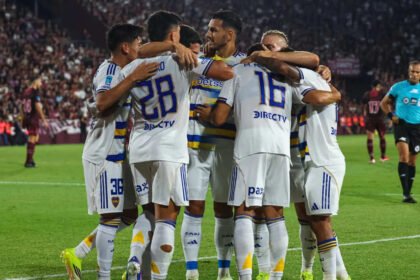 Los futbolistas de Boca Juniors celebran un gol durante el partido ante Lanús por el Torneo Apertura.