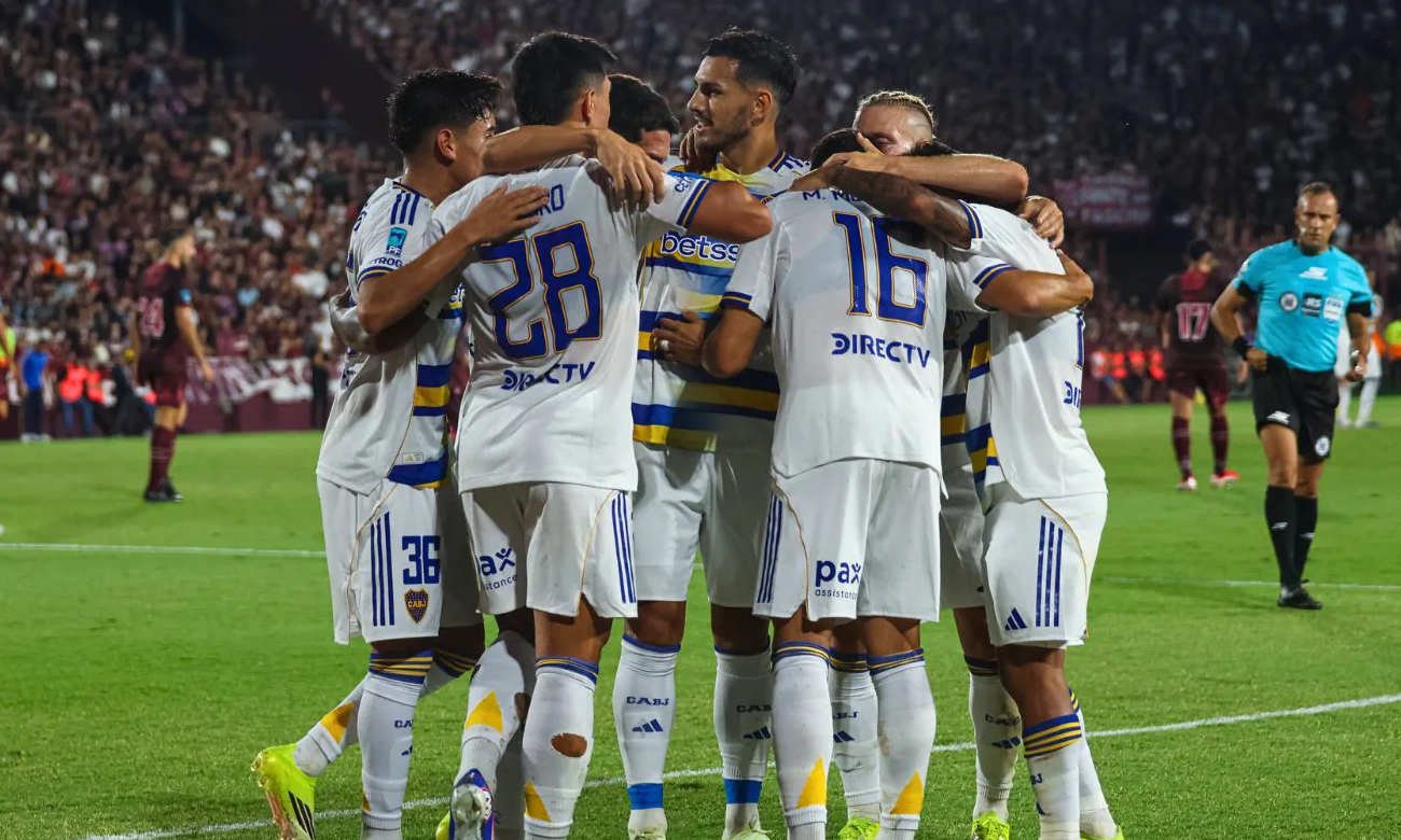 Los futbolistas de Boca Juniors celebran un gol durante el partido ante Lanús por el Torneo Apertura.