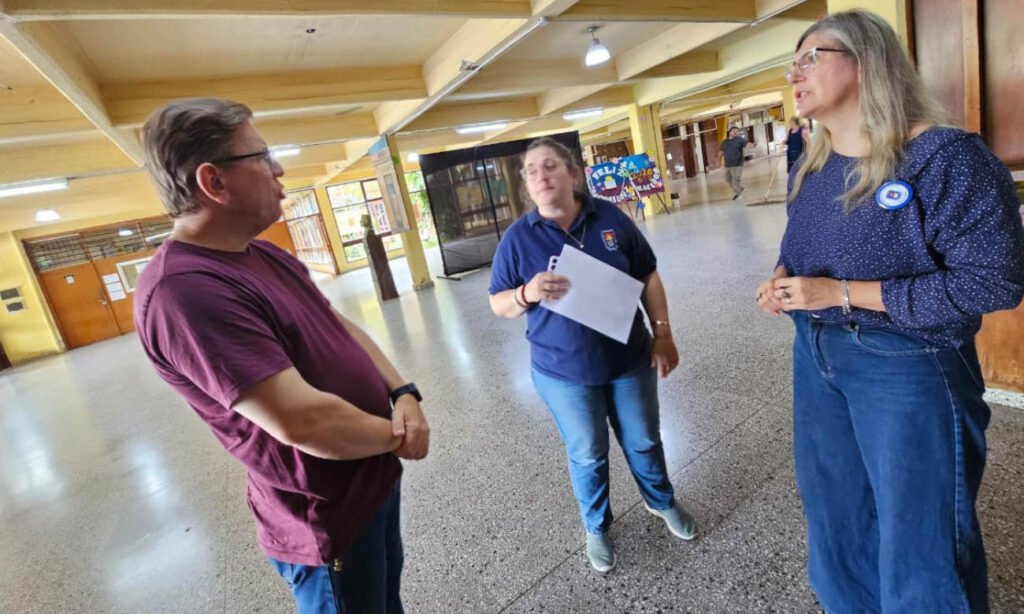 Rodrigo Borla durante su visita a una institución educativa de San Justo, donde acompañó a directivos y recorrió las instalaciones escolares.