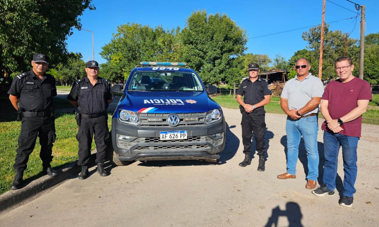 Rodrigo Borla durante la entrega de un móvil policial destinado al destacamento de Colonia Esther en el departamento San Justo.
