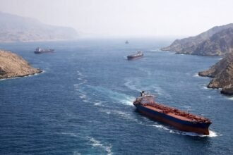 Tránsito de buques petroleros en el Estrecho de Ormuz, uno de los pasos marítimos más estratégicos del comercio energético mundial.