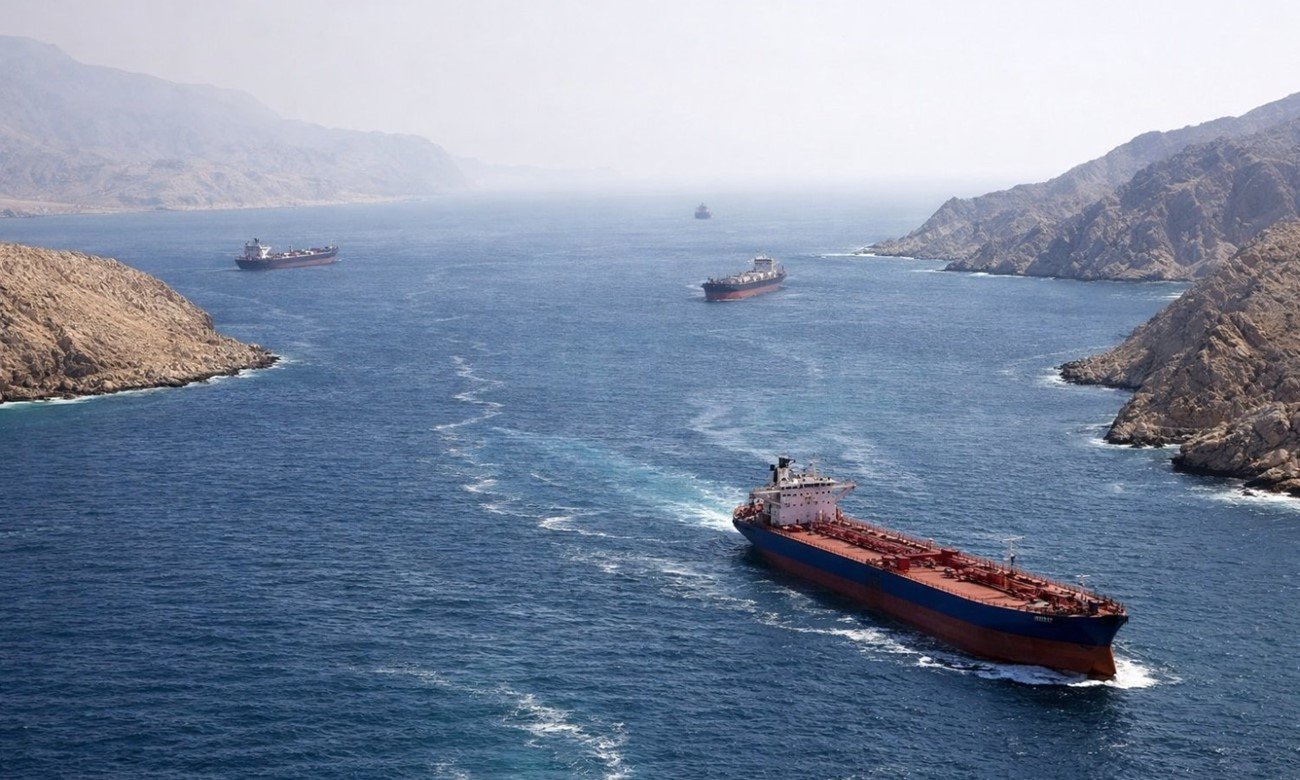 Tránsito de buques petroleros en el Estrecho de Ormuz, uno de los pasos marítimos más estratégicos del comercio energético mundial.