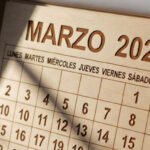 Calendario del mes de marzo de 2026 sobre un escritorio, período que incluye el primer fin de semana largo del año en Argentina.
