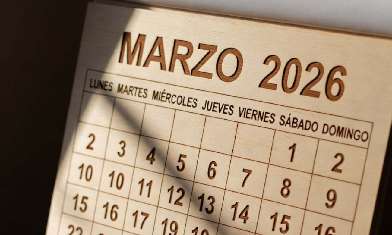 Calendario del mes de marzo de 2026 sobre un escritorio, período que incluye el primer fin de semana largo del año en Argentina.