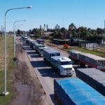 Camiones de carga circulando por la zona portuaria de Timbúes, en un corredor clave para la exportación agroindustrial de la región.