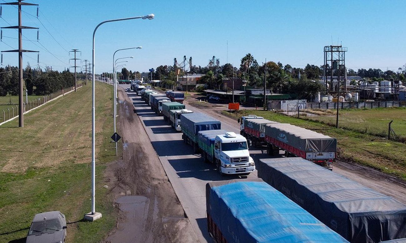 Camiones de carga circulando por la zona portuaria de Timbúes, en un corredor clave para la exportación agroindustrial de la región.