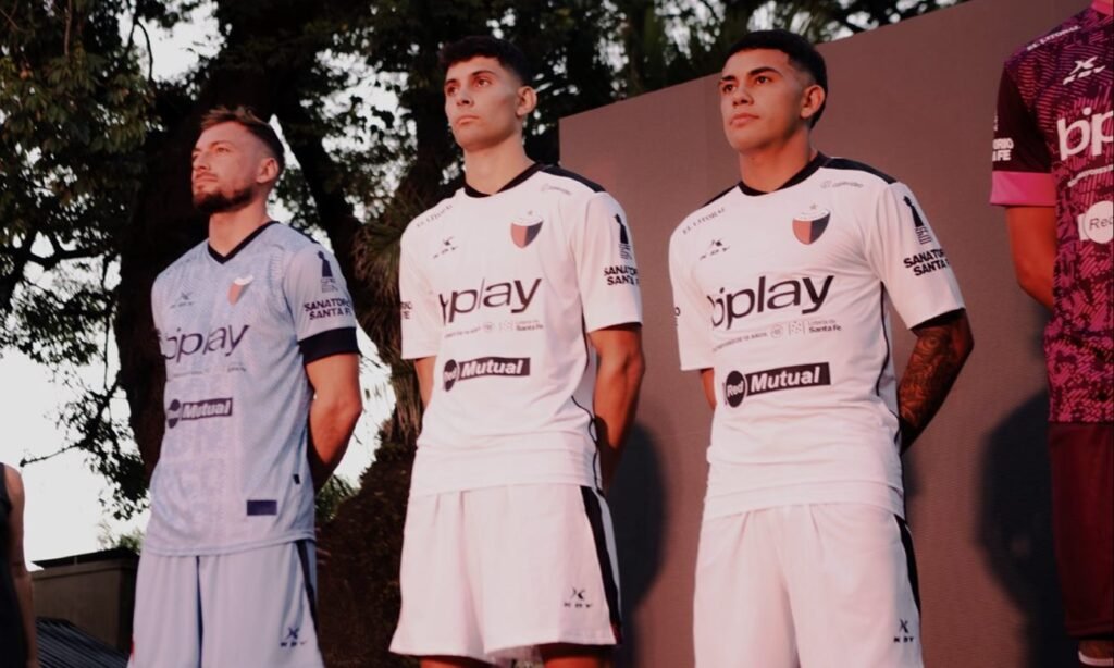 Jugadores de Colón presentan la nueva indumentaria oficial que el equipo utilizará en la temporada 2026 de la Primera Nacional. Foto de archivo.
