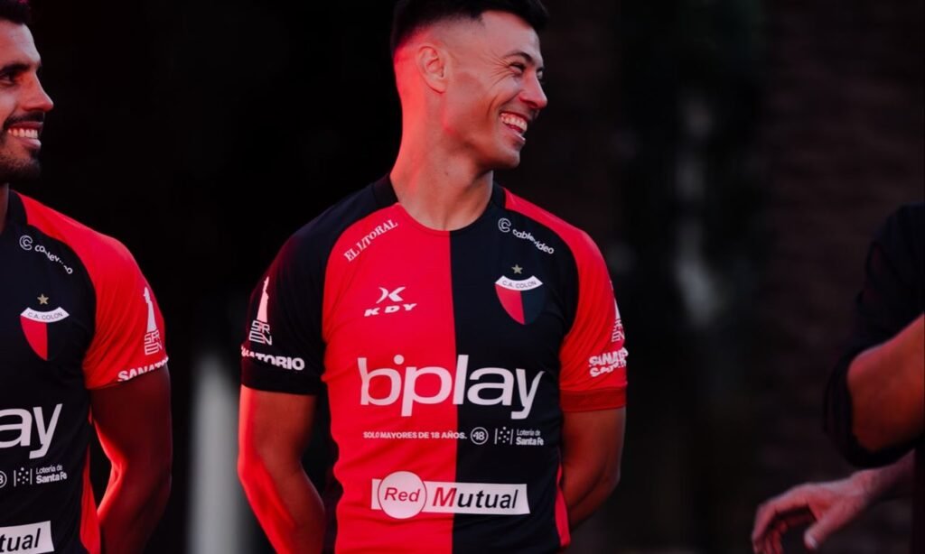 Federico Lértora durante la presentación de la nueva camiseta de Colón para la temporada 2026 de la Primera Nacional. Foto de archivo.