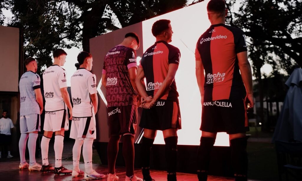 Jugadores del plantel profesional de Colón durante la presentación oficial de la nueva indumentaria para la temporada 2026 de la Primera Nacional en el predio 4 de Junio. Foto de archivo.