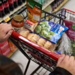 Productos de la canasta básica exhibidos en un supermercado. El costo de los alimentos es uno de los principales indicadores para medir la indigencia y la pobreza en el país. Foto de archivo.