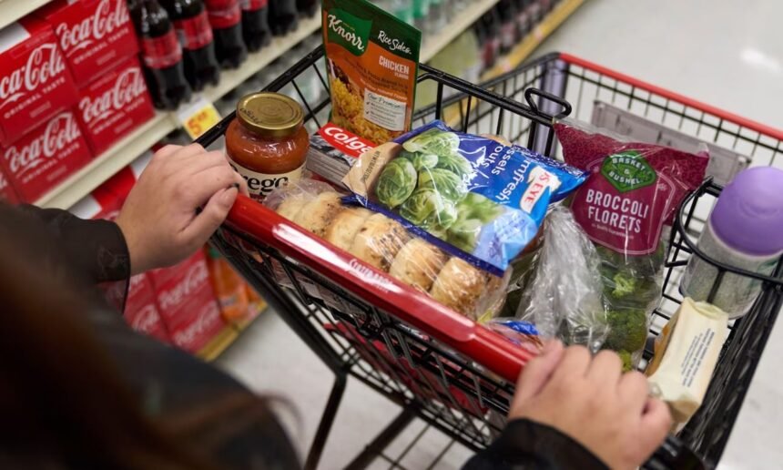 Productos de la canasta básica exhibidos en un supermercado. El costo de los alimentos es uno de los principales indicadores para medir la indigencia y la pobreza en el país. Foto de archivo.