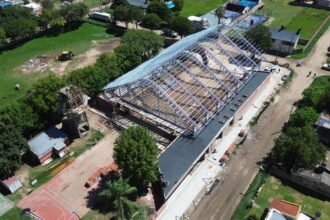 Avance de obra del gimnasio cubierto del CEF N° 22 en Coronda con estructura de hormigón en ejecución.