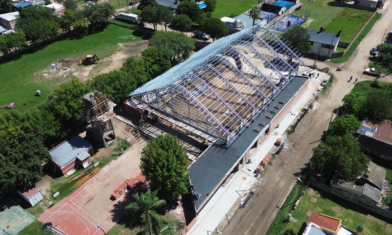 Avance de obra del gimnasio cubierto del CEF N° 22 en Coronda con estructura de hormigón en ejecución.