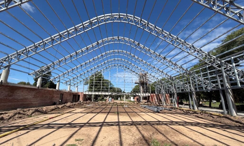 Trabajos en ejecución en el CEF N° 22 de Coronda, con avance en columnas, desagües e instalaciones del futuro gimnasio cubierto.