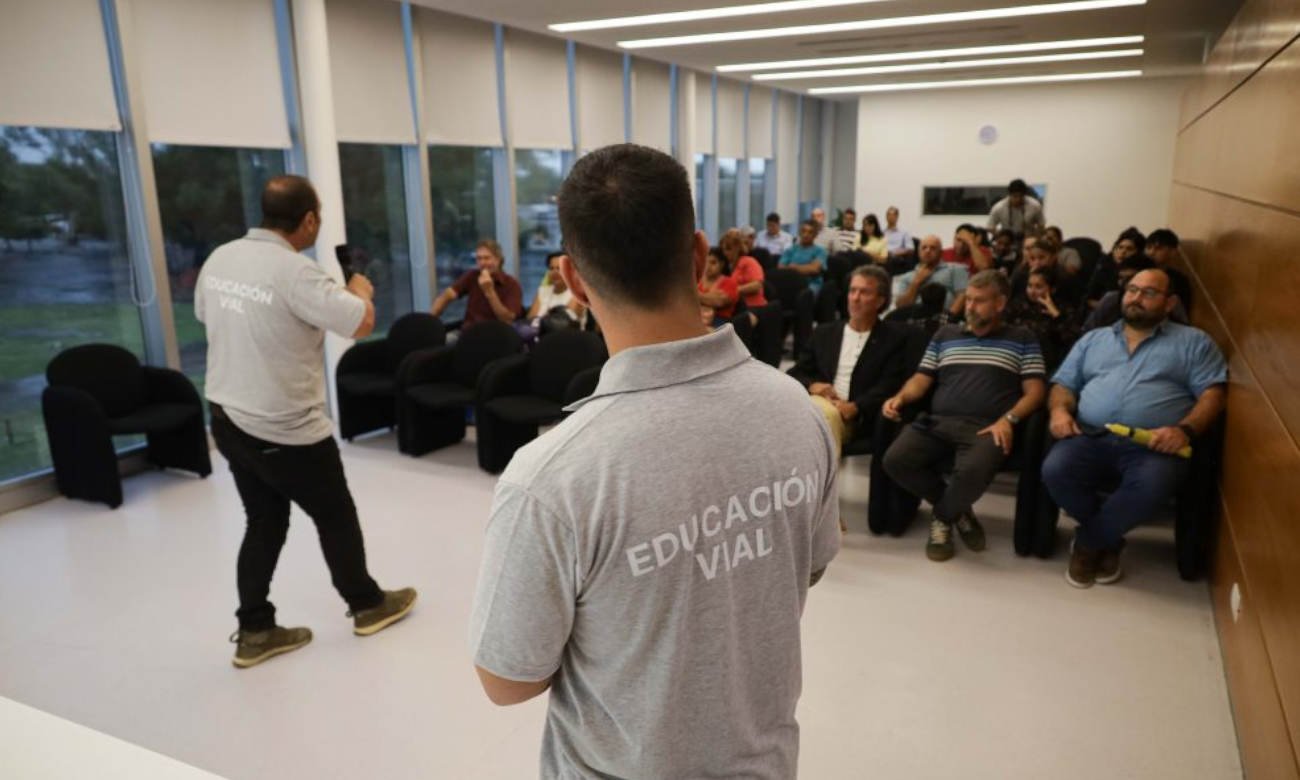 Jornada de capacitación en seguridad vial para motociclistas en Santa Fe, con foco en la prevención y el uso del casco.
