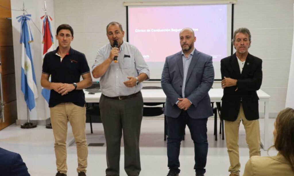 Paco Garibaldi, Juan Pablo Poletti, Sergio “Checho” Basile y Carlos Torres durante la presentación del programa integral de seguridad vial para motociclistas en la ciudad de Santa Fe.