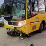 Escena del accidente entre un colectivo y una motocicleta en una esquina de la ciudad de Santa Fe, con intervención de servicios de emergencia.