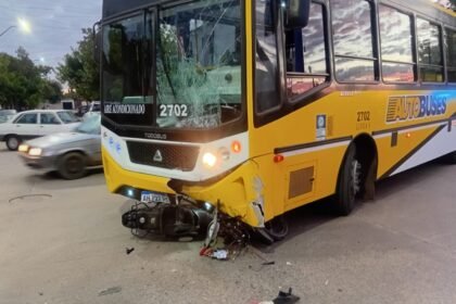 Escena del accidente entre un colectivo y una motocicleta en una esquina de la ciudad de Santa Fe, con intervención de servicios de emergencia.