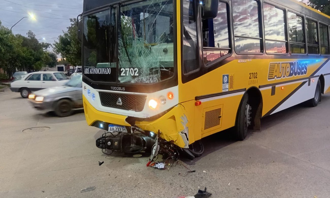 Escena del accidente entre un colectivo y una motocicleta en una esquina de la ciudad de Santa Fe, con intervención de servicios de emergencia.