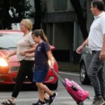 Niños acompañados por sus padres ingresan a una escuela en el inicio del ciclo lectivo en Santa Fe. Foto: Gentileza.