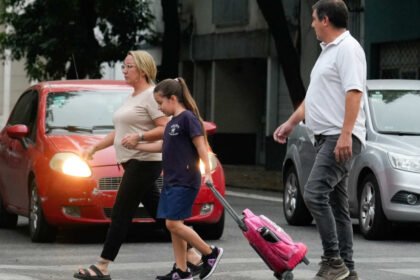 Niños acompañados por sus padres ingresan a una escuela en el inicio del ciclo lectivo en Santa Fe. Foto: Gentileza.