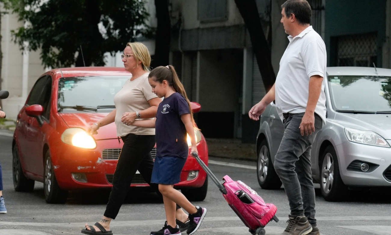 Niños acompañados por sus padres ingresan a una escuela en el inicio del ciclo lectivo en Santa Fe. Foto: Gentileza.