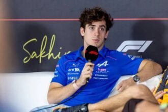 Franco Colapinto durante una conferencia de prensa en la Fórmula 1, en una imagen de archivo que refleja su crecimiento en la categoría.