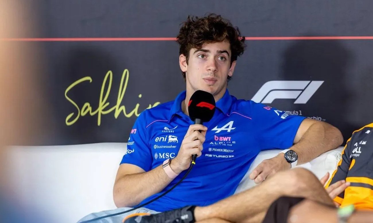 Franco Colapinto durante una conferencia de prensa en la Fórmula 1, en una imagen de archivo que refleja su crecimiento en la categoría.