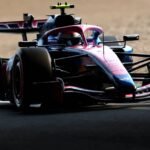 Franco Colapinto a bordo de su monoplaza durante una carrera de Fórmula 1, en plena acción sobre el circuito. Foto de archivo.