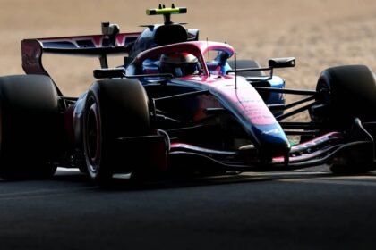 Franco Colapinto a bordo de su monoplaza durante una carrera de Fórmula 1, en plena acción sobre el circuito. Foto de archivo.