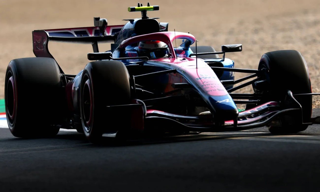 Franco Colapinto a bordo de su monoplaza durante una carrera de Fórmula 1, en plena acción sobre el circuito. Foto de archivo.