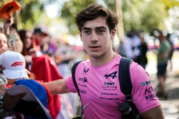 Franco Colapinto durante una actividad oficial de Fórmula 1 con el equipo Alpine.