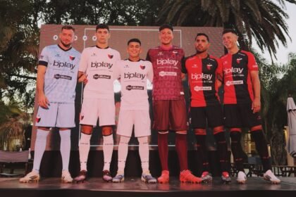Nueva camiseta de Colón para la temporada 2026 presentada en el predio 4 de Junio. Foto de archivo.