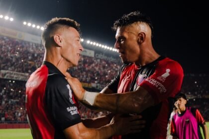 Jugadores de Colón celebran un triunfo en el estadio Brigadier López durante su participación en la Primera Nacional 2026, en una imagen de archivo representativa del equipo santafesino.