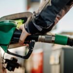 Surtidor de combustible en estación de servicio con actualización de precios. Imagen de archivo.