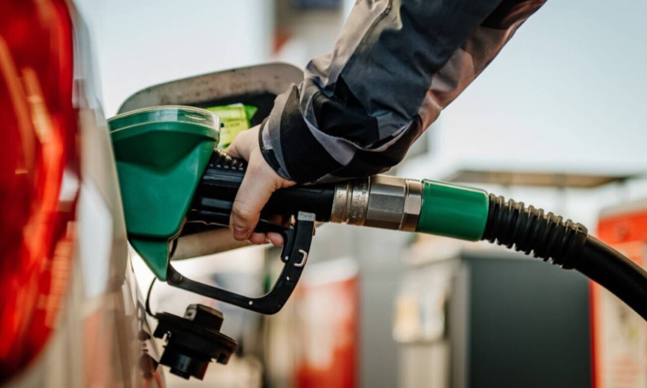 Surtidor de combustible en estación de servicio con actualización de precios. Imagen de archivo.