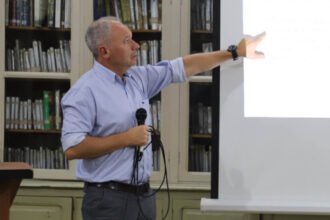 El intendente Elvio Cotterli durante su discurso en la apertura de sesiones ordinarias del Concejo Municipal de Laguna Paiva.
