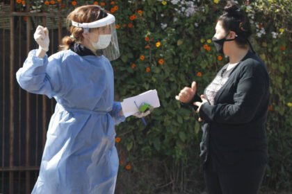 Personas aplicando medidas de prevención sanitaria, como el uso de barbijo y alcohol en gel, durante la pandemia de Covid-19. Foto de archivo.