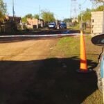 Personal policial y peritos trabajan en la escena del crimen en barrio Alto Verde, tras el asesinato de un hombre a balazos.