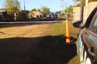 Personal policial y peritos trabajan en la escena del crimen en barrio Alto Verde, tras el asesinato de un hombre a balazos.