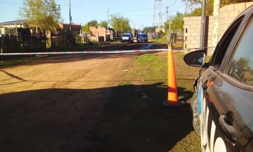 Personal policial y peritos trabajan en la escena del crimen en barrio Alto Verde, tras el asesinato de un hombre a balazos.